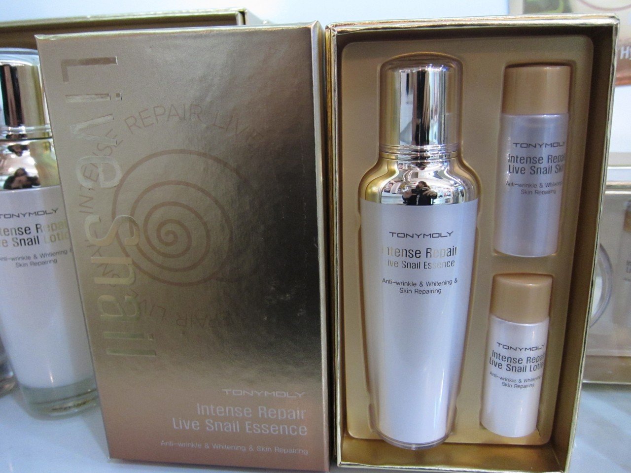 Model推介 – Tony moly 蝸牛全效修護精華